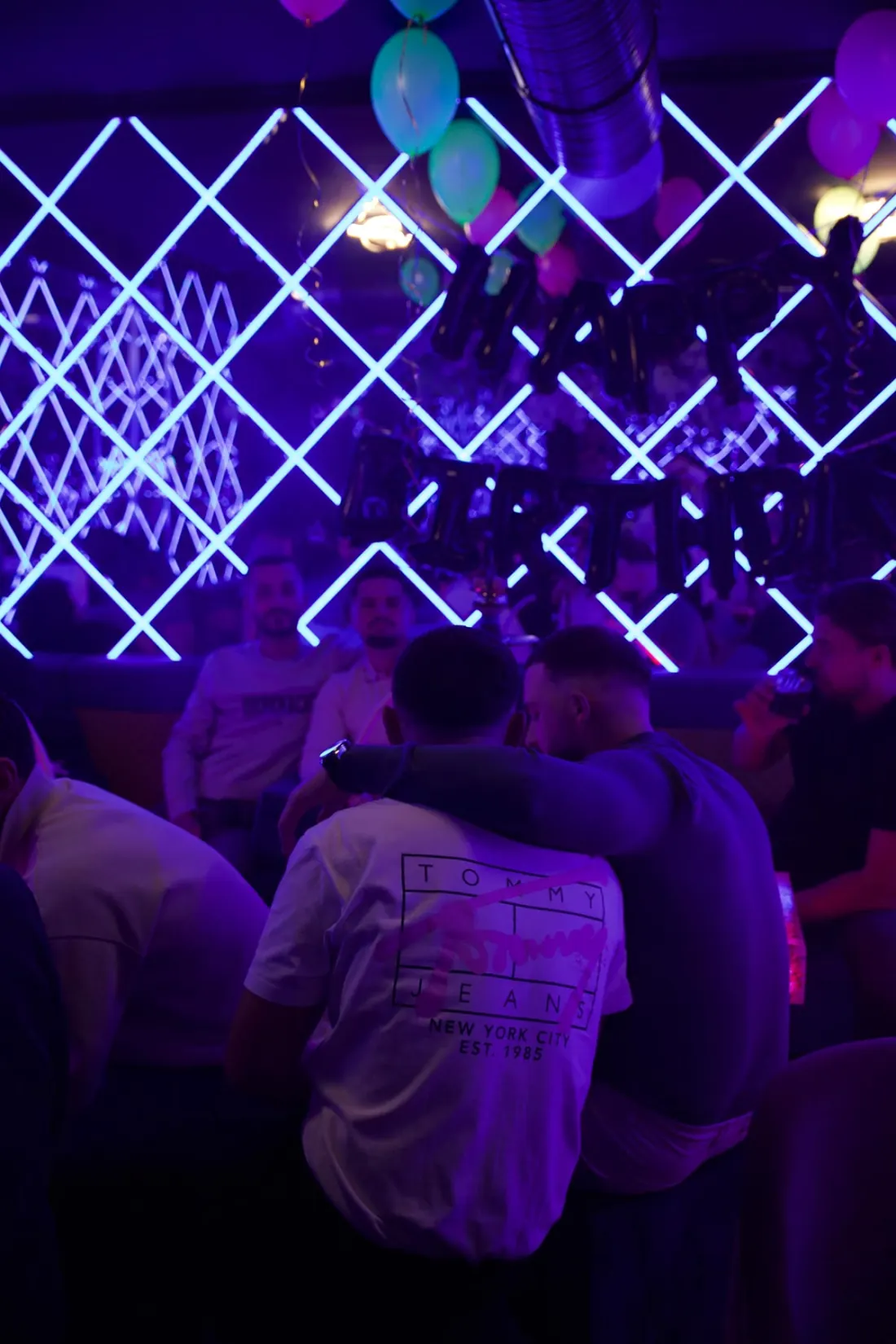 Gäste in der Shishabar Mirror Lounge Aachen vor der blauen Neon-Spiegelwand